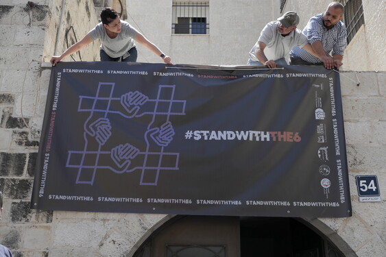 팔레스타인 활동가들이 18일 팔레스타인 라말라에 있는 인권단체 ‘알 하크’ 사무실에서 인권단체 6곳을 습격한 이스라엘군을 비판하며 국제사회의 연대를 호소하는 현수막을 내걸고 있다. 라말라/EPA 연합뉴스