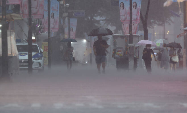 19일 오후 서울 중구 명동거리에 많은 비가 내리고 있다. 연합뉴스