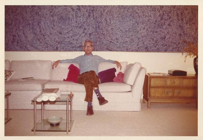 1972년 김환기가 자신의 대작 <우주>가 내걸린 지인 김마태 박사의 뉴욕 집 거실에 앉아 찍은 사진이다. 당시엔 그림 두 폭을 수직으로 세우지 않고 모로 눕혀 맞붙여놓았다. <한겨레> 자료사진