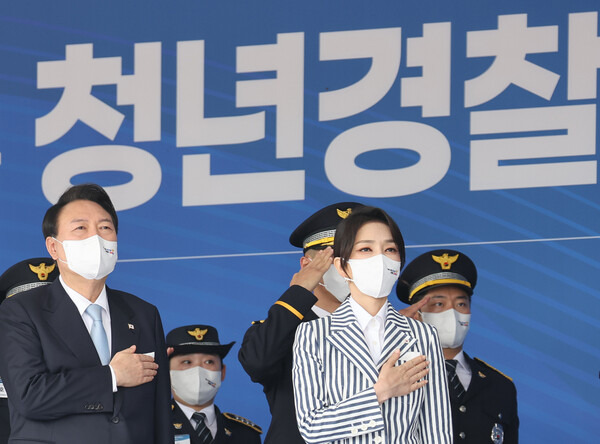윤석열 대통령과 김건희 여사가 19일 충북 충주시 중앙경찰학교에서 열린 310기 졸업식에서 국기에 대한 경례를 하고 있다. 대통령실사진기자단