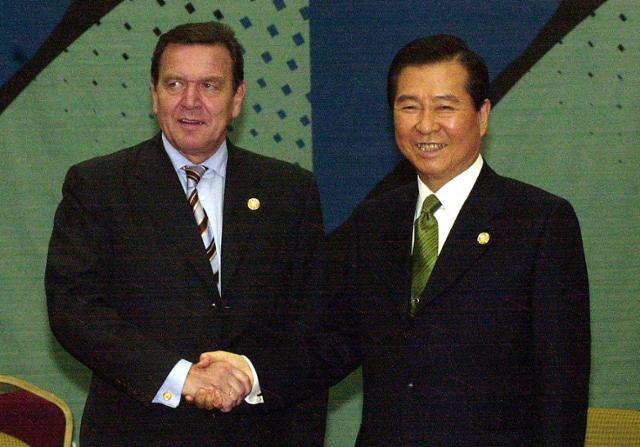 2000년 10월 제3차 ASEM 정상회의에 참석한 김대중 전 대통령과 슈뢰더 당시 독일 총리가 만나 악수를 나누고 있다. 연합뉴스