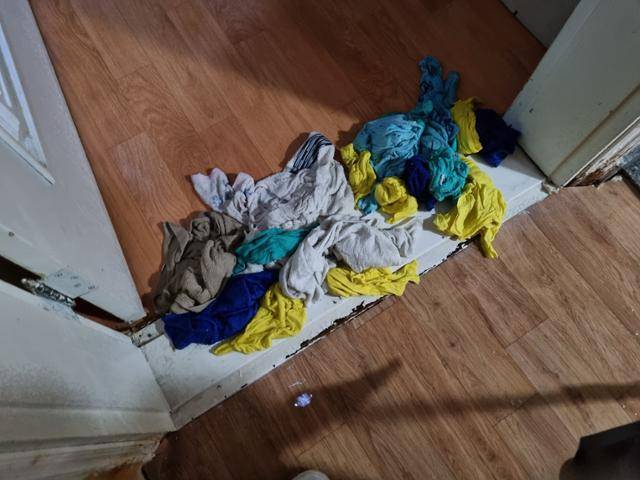 물이 계속 새어 나오는 장판 틈을 행주 더미로 막아둔 모습. 최은서 기자