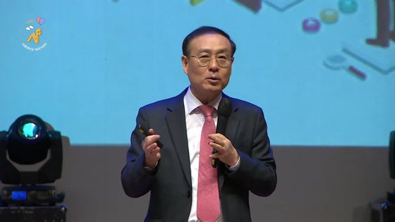 지난 1월 19일 열린 2022학년도 서울대 새내기대학 행사에서 오세정 서울대 총장이 강연을 하고 있다. 유튜브 캡쳐