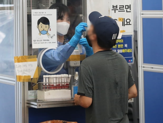 19일 오전 서울 송파구보건소에 마련된 신종 코로나바이러스 감염증(코로나19) 선별진료소에서 의료진이 검체검사를 하고 있다. 사진=뉴스1
