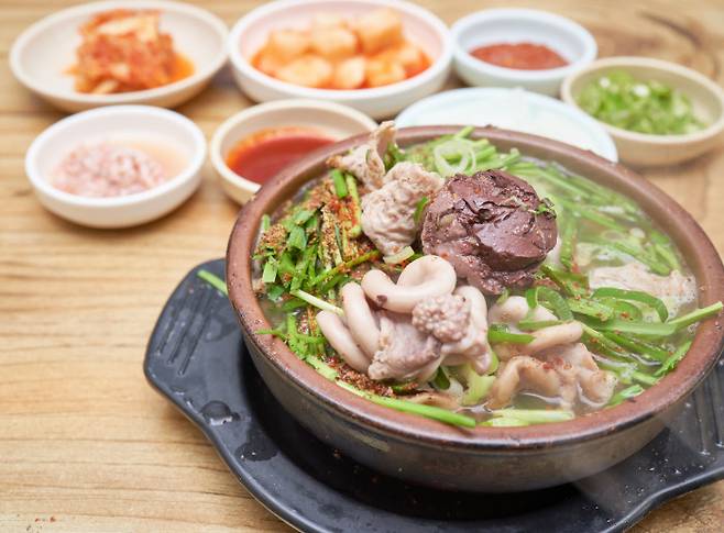 어디에나 있지만 특별하기는 어려운 순댓국. 진안의 순댓국에는 내장과 피순대가 실하게 들었다.