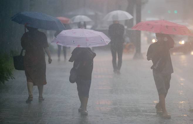 서울 지역에 비가 내린 마포구에서 19일 오후 우산을 쓴 시민들이 길을 지나고 있다. 연합뉴스