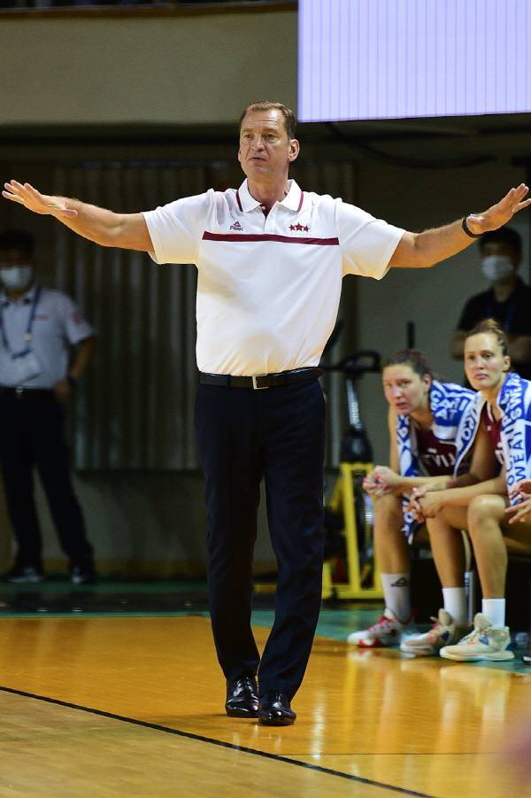 라트비아의 군다스 베트라 감독.&nbsp; &nbsp;대한민국농구협회(KBA)