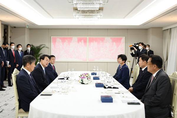 윤석열 대통령이 19일 용산 대통령실 청사에서 열린 21대 국회 후반기 신임 국회의장단 초청 만찬에서 김진표 국회의장과 대화하고 있다. 왼쪽부터 시계 방향으로 김대기 비서실장, 윤 대통령, 이진복 정무수석, 이광재 사무총장, 김영주 부의장, 김 의장, 정진석 부의장. [이승환 기자]