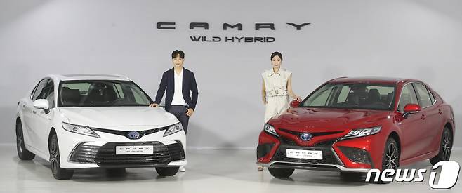 (서울=뉴스1) 임세영 기자 = 토요타코리아가 18일 오전 서울 성동구 성수동 AP어게인에서 2022형 뉴 캠리를 공개했다. 8세대 캠리의 부분변경 모델인 2022년형 뉴 캠리는 세련된 디자인과 향상된 안전 기술, 편의 사양으로 상품성을 높였다. 2022년형 뉴 캠리는 하이브리드와 가솔린, 2가지 파워트레인으로 출시되며 가격은 Δ캠리 하이브리드 XSE 4357만원 Δ캠리 하이브리드 XLE 4297만원 Δ캠리 하이브리드 LE 3762만원 Δ캠리 가솔린 XLE 3669만원이다. 2021.5.18/뉴스1