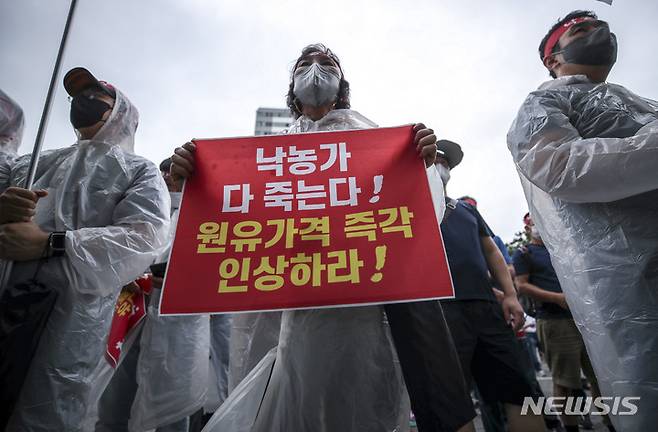 [서울=뉴시스] 정병혁 기자 = 한국낙농우육협회 서울우유연합지회 관계자들이 11일 오후 서울 중랑구 서울우유 본사 앞에서 열린 낙농기반 사수 결의대회에서 피켓을 들고 있다.  2022.08.11. jhope@newsis.com