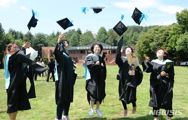 [울산=뉴시스] 배병수 기자 = 울산대학교 후기 학위수여식이 열린 19일 오전 대학교 본관 앞 중앙공원에서 졸업생들이 학사모를 던지며 졸업을 자축하고 있다. 2022.08.19. bbs@newsis.com