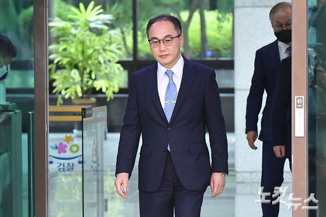윤석열 대통령 정부의 초대 검찰총장 후보로 지명된 이원석 대검 차장검사가 18일 오후 서울 서초구 대검찰청에서 소감을 밝히기 위해 나서고 있다. 류영주 기자