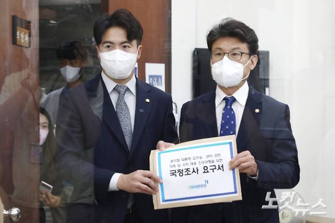더불어민주당 진성준 원내수석부대표(오른쪽)와 오영환 원내대변인이 17일 서울 여의도 국회 의안과에 윤석열 대통령 집무실-관저 관련 의혹 및 사적 채용 진상규명을 위한 국정조사 요구서를 제출하기 위해 들어서고 있다. 윤창원 기자