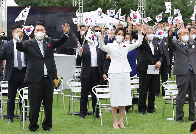 윤석열 대통령과 김건희 여사가 15일 서울 용산 대통령실 청사 잔디마당에서 열린 제77주년 광복절 경축식에서 만세삼창을 하고 있다. 연합뉴스