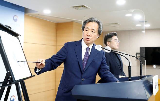 정기석 국가감염병 위기대응 자문위원장이 19일 오전 코로나19 정례브리핑에서 유행전망에 대해 설명하고 있다. 중앙재난안전대책본부 제공