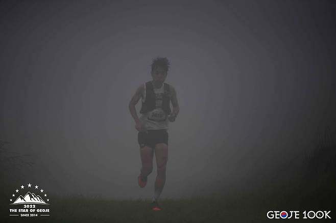 안개 속을 달리는 김지섭. 50km 코스를 5시간 17분 25초 만에 완주했다. 오르막에서도 굉장히 빠르게 달렸다는 뜻이다. 그의 흐트러진 머리카락이 그 속도를 증명한다.