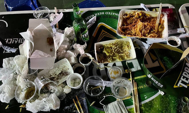 지난 13일 전주가맥축제가 열린 전북 전주종합경기장에 마련된 테이블에 일회용품 용기가 수북이 쌓여 있다. 쓰레기 없는 축제를 위한 전북시민공동행동 제공