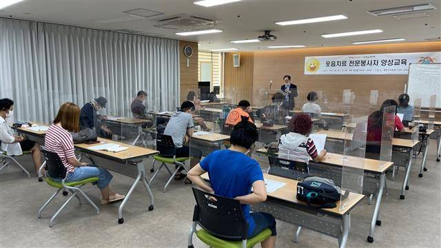 서울 중랑구가 지난해 운영한 전문봉사자 양성교육인 ‘웃음치료 전문봉사자’ 과정을 수료 중인 구민들.중랑구 제공