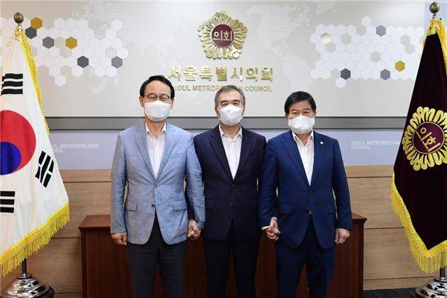 왼쪽부터 박남서 영주시장, 김현기 서울특별시의회 의장, 심재연 영주시의회 의장