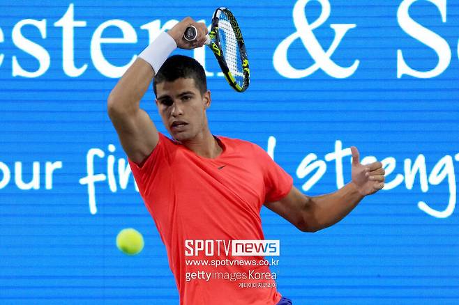 ▲ 카를로스 알카라스가 2022 ATP 투어 웨스턴 앤 서던 오픈 16강전에서 경기를 펼치고 있다.