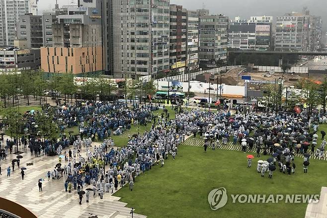 경기북부청 평화광장에 모인 민주노총 건설노조 (의정부=연합뉴스) 임병식 기자 = 19일 경기도 의정부시 경기도북부청사 평화광장에서 전국민주노동조합총연맹(민주노총) 건설노조 서울경기북부건설지부가 건설현장 근로기준법 준수 및 불법고용노동자 관리·감독 강화를 요구하는 결의대회 및 행진을 위해 모여 있다. 2022.8.19 andphotodo@yna.co.kr