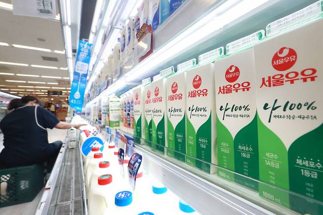 18일 서울 시내 한 대형마트 우유 매대에서 업체 관계자가 제품을 정리하고 있다. (사진=연합뉴스)
