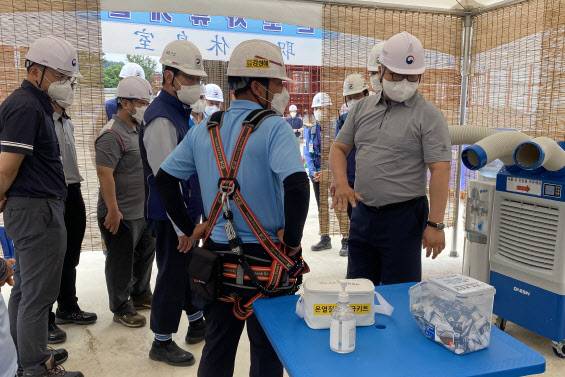 김철희 고용노동부 산업안전보건정책관(오른쪽)이 20일 오후 서울 강동구 길동 신동아1, 2차 아파트 재건축 현장을 찾아 근로자휴게실을 확인하고 있다.(사진=연합뉴스)