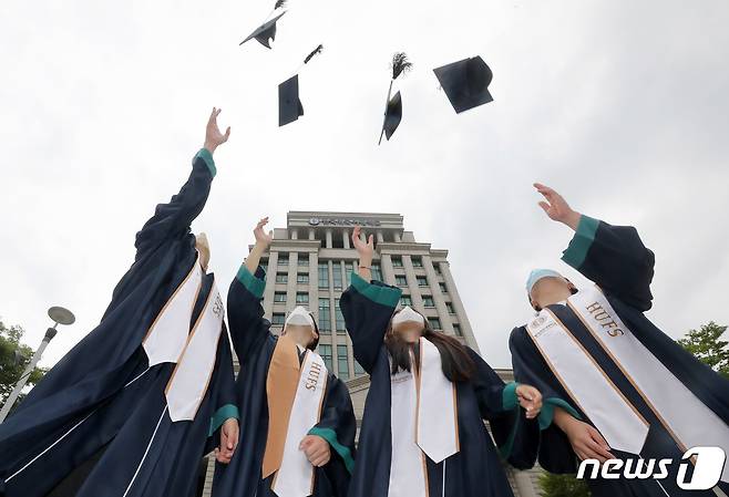 19일 서울 동대문구 한국외국어대학교에서 열린 2022년 후기 학위수여식에 참석한 졸업생들이 학사모를 던지며 기념사진을 찍고 있다. 2022.8.19/뉴스1 ⓒ News1 박세연 기자