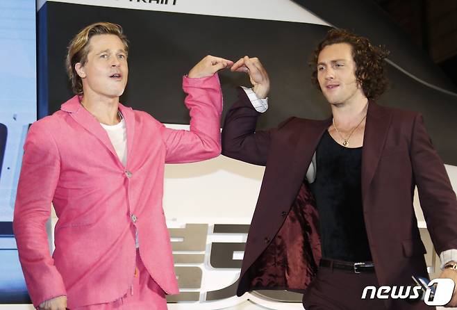 할리우드 배우 브래드 피트(왼쪽)와 애런 테일러 존슨이 19일 오후 서울 용산구 용산 CGV에서 열린 영화 ‘불릿 트레인’(연출 데이빗 레이치) 레드카펫 행사에서 K-하트를 그리고 있다. ⓒ News1 권현진 기자