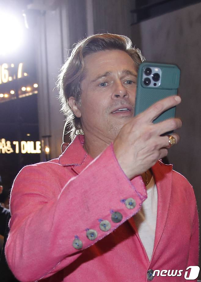 할리우드 배우 브래드 피트가 19일 오후 서울 용산구 용산 CGV에서 열린 영화 ‘불릿 트레인’(연출 데이빗 레이치) 레드카펫 행사에서 팬들을 자신의 카메라에 담고 있다. 2022.8.19/뉴스1 ⓒ News1 권현진 기자