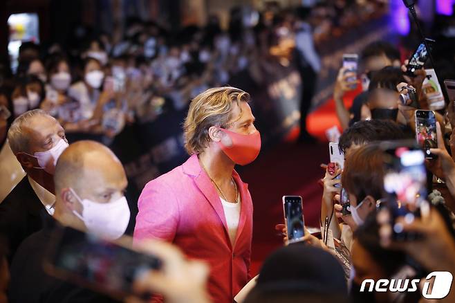 할리우드 배우 브래드 피트가 19일 오후 서울 용산구 용산 CGV에서 열린 영화 ‘불릿 트레인’(연출 데이빗 레이치) 레드카펫 행사에서 팬과 기분 좋은 눈맞춤을 하고 있다. ⓒ News1 권현진 기자