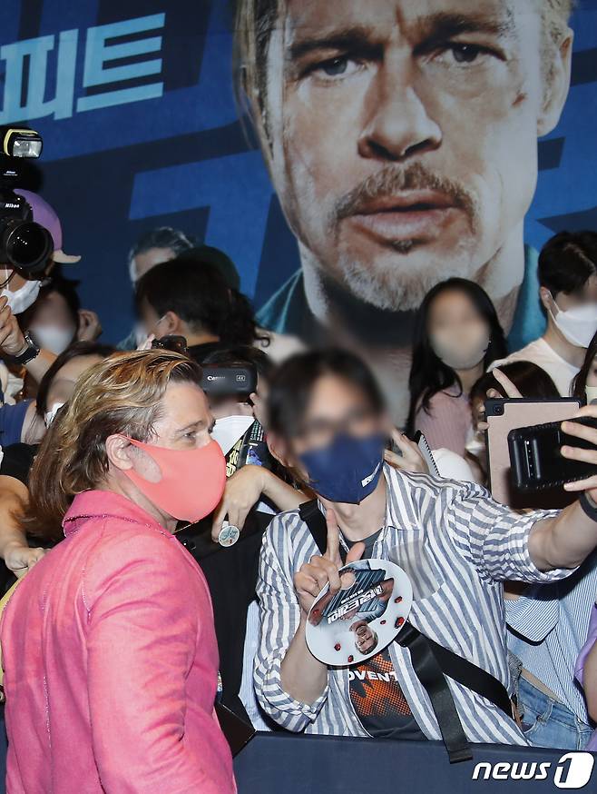 할리우드 배우 브래드 피트가 19일 오후 서울 용산구 용산 CGV에서 열린 영화 ‘불릿 트레인’(연출 데이빗 레이치) 레드카펫 행사에서 기념 셀카를 찍고 있다. ⓒ News1 권현진 기자