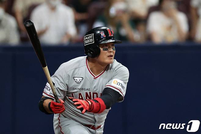 2일 서울 구로구 고척스카이돔에서 열린 프로야구 '2022 신한은행 SOL KBO리그' SSG 랜더스와 키움 히어로즈의 경기 9회초 1사 만루상황에서 SSG 추신수가 1타점 동점 적시타를 치고 있다. 2022.8.2/뉴스1 ⓒ News1 황기선 기자