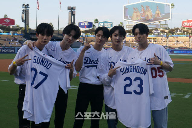 20일 다저스타디움에서 열린 한국의 날 행사에 참가한 K-POP 밴드 엔하이픈의 7명 가운데 5명이 기념촬영에 응하고 있다. 다저스타디움|문상열전문기자