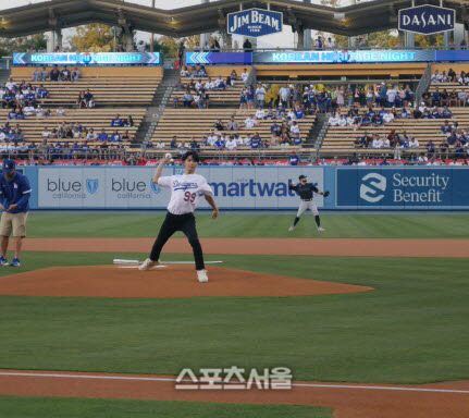 ‘다저스타디움 데뷔’ 엔하이픈의 제이가 한국의 날 행사에 마운드에서 시구를 하고 있다. 다저스타디움|문상열전문기자