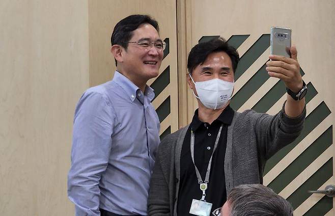 이재용 삼성전자 부회장이 19일 경기 화성시 삼성전자 화성캠퍼스를 방문해 임직원들과 간담회를 한 후 직원과 기념 촬영하고 있다. /삼성전자 제공