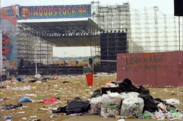 1999년 우드스톡 축제 현장. 쓰레기들이 쌓이고 흩어져 있는 모습만으로도 사랑과 평화를 떠올리기가 힘들다. 넷플릭스 제공