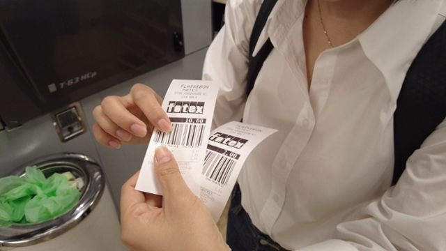 기계에 빈 병을 반납하고 나면 영수증이 나옵니다. 영수증을 계산대에 내고 현금을 받거나, 바코드를 찍어 할인받는것도 가능합니다. 이수연 PD