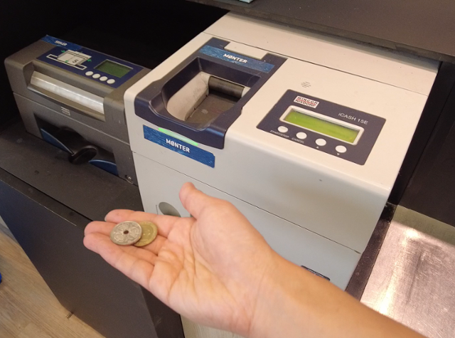 영수증을 내고 보증금 12크로네를 받았습니다. 우리나라에서 '온라인 폐지줍기'(각종 포인트 적립)가 유행인 것처럼, 덴마크 청년들도 동전 하나 소홀히 하지 않고 빈 병 보증금을 챙긴다고 합니다. 이수연 PD