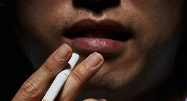 오랜 기간 흡연한 사람은 입술뿐 아니라 혀 색 역시 흑갈색으로 변할 수 있다./사진=게티이미지뱅크