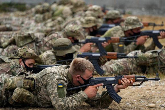 우크라이나 의용군 지원병들이 15일(현지시간) 영국 남부의 한 군사 기지에서 군사 훈련을 받고 있다. 영국 국방부와 육군은 영국에서 우크라이나 신병들을 훈련하고 있다. [사진=런던=AP/뉴시스]