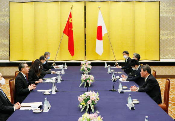 왕이(왼쪽) 중국 외교부장이 지난 2020년 11월 일본 도쿄에서 당시 모테기 도시미쓰 일본 외무상과 회담하고 있다. 두 사람은 중일 관계의 안정적 구축과 코로나19로 피해를 본 경제를 되살리는 방안 등을 논의한 것으로 알려졌다. [사진=도쿄=AP/뉴시스]