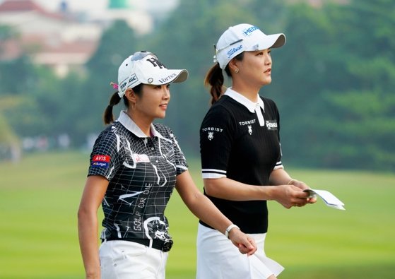 한국2팀 이보미(왼쪽)와 유소연. 시몬느 아시아퍼시픽 컵 대회 조직위원회 제공