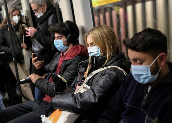 지난 1월 22일 마스크를 끼고 지하철로 이동하는 스페인 바르셀로나의 통근자들. 로이터 연합뉴스