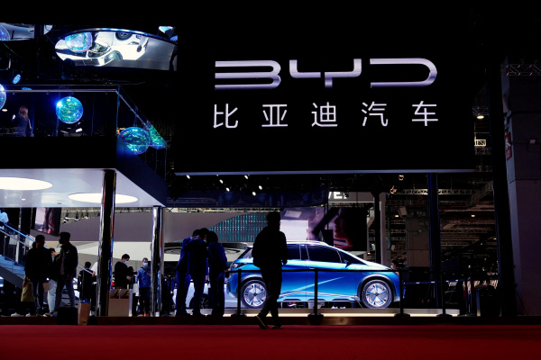 2021년 4월 19일 중국 상하이에서 열린 ‘2021 상하이 오토쇼’에서 관람객들이 중국 전기차 업체 비야디(BYD)의 부스를 둘러보고 있다. 연합뉴스로이터