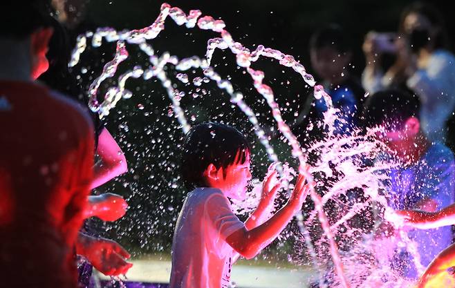 [제주=뉴시스] 우장호 기자 = 제주시 도남동 제주시민복지타운 광장 분수대에서 아이들이 물놀이를 하며 더위를 식히고 있다. 2022.07.05. woo1223@newsis.com