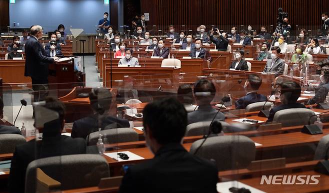 [서울=뉴시스] 고범준 기자 = 빌 게이츠 마이크로소프트(MS)의 공동 창업자이자 '빌 앤 멜린다 게이츠 재단' 공동 이사장이 16일 오전 서울 여의도 국회에서 '코로나19 및 미래 감염병 대응·대비를 위한 국제공조의 중요성과 대한민국의 리더십'을 주제로 연설을 하고 있다. (공동취재사진) 2022.08.16. photo@newsis.com