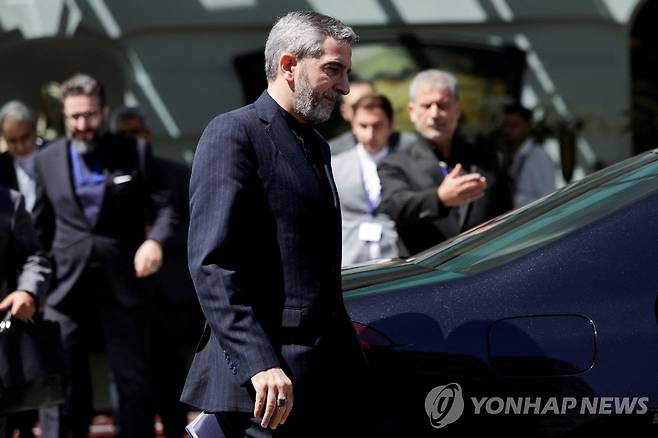 5개월 만에 재개된 이란 핵협상 (빈 로이터=연합뉴스) 이란 핵합의(JCPOA·포괄적 공동행동계획) 복원을 위한 협상이 지난 4일(현지시간) 오스트리아 빈에서 5개월 만에 재개된 가운데 알리 바게리 카니 이란 수석 협상대표가 회담장인 팔레 코부르크 호텔을 떠나고 있다.