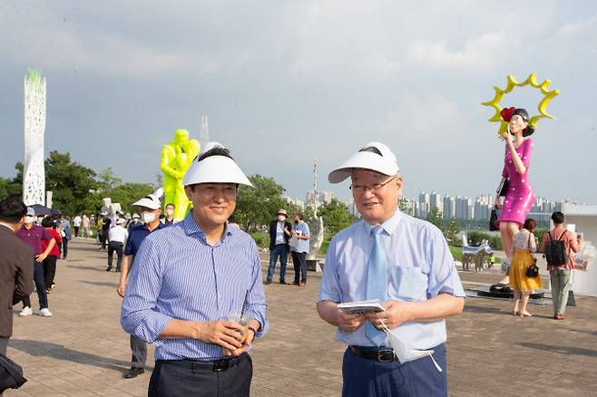 지난 20일 2022 한강조각프로젝트 ‘낙락유람’ 야외조각작품을 둘러보고 있는 오세훈 서울특별시장과 윤영달 크라운해태 회장(K-Sculpture 조직위원장). (사진=크라운해태)