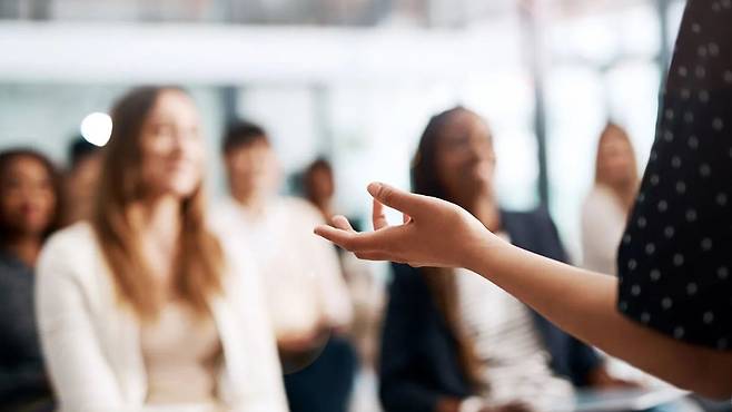 직장에서 자신의 지식을 과신하면 거만해질 수도 있다